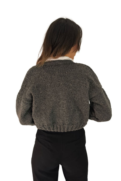 Koyu Gri Crop Triko Hırka – Düğmeli V Yaka Tasarım