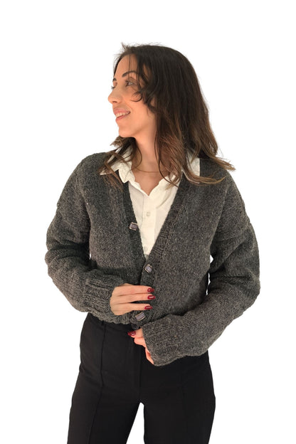 Koyu Gri Crop Triko Hırka – Düğmeli V Yaka Tasarım