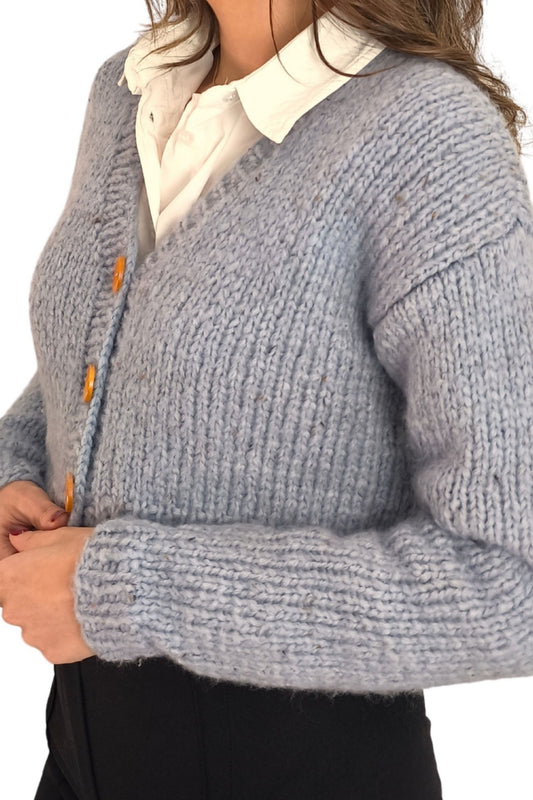 Gri El Örgüsü Crop Hırka – V Yaka Düğmeli Triko