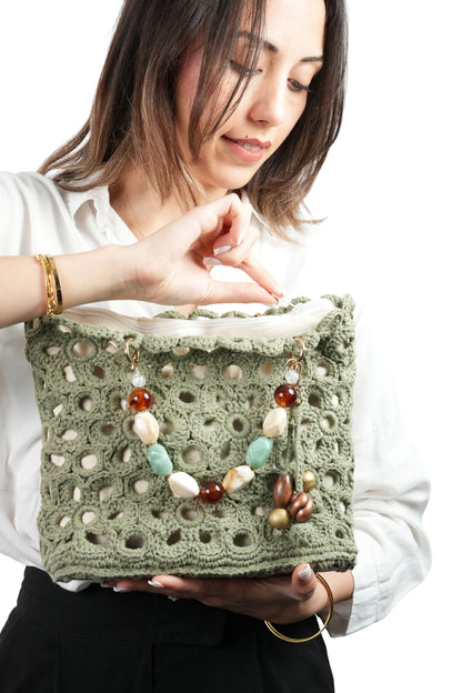 Statement Boncuk Saplı El Yapımı Örgü Çanta – Çiçek Motifli Tasarım